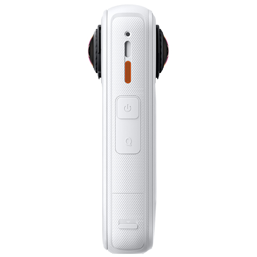 Linke Profilansicht der Insta360 X4 Air Weiß mit Linsenwölbung.