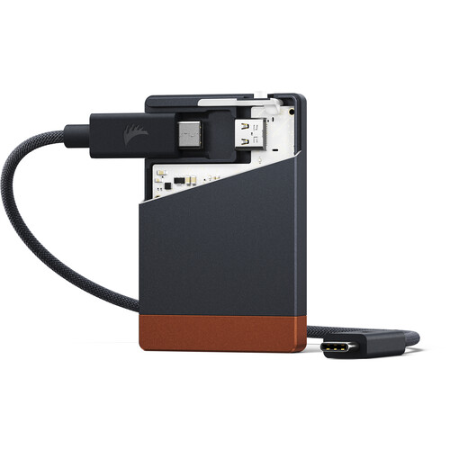 Angelbird CFexpress 2.0 Typ A Cardreader wird in einer Hand gehalten, um die kompakte und robuste Bauweise des Geräts zu demonstrieren