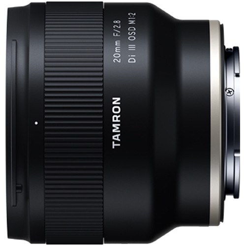 tamron-20mm-f-2-8-di-iii-osd-fuer-sony-e-seitenansicht-logo