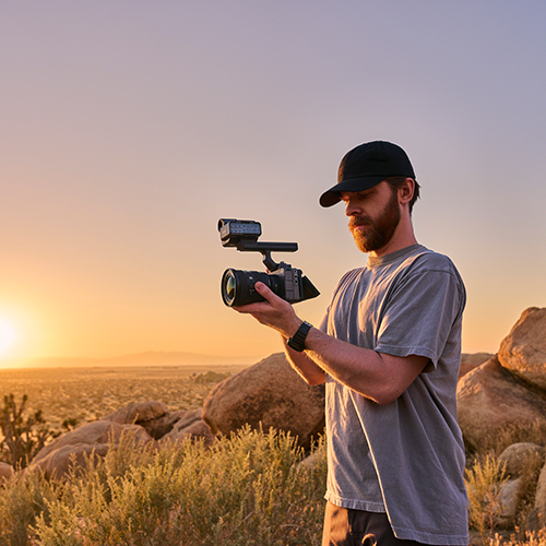Kameramann filmt mit der Sony Cinema Line FX5 bei Sonnenuntergang