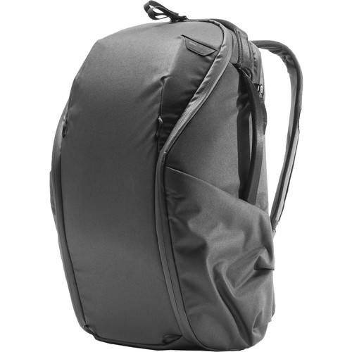 peak-design-everyday-rucksack-zip-v2-20l-schwarz-schraegansicht