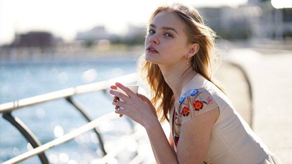 sony-fe-85mm-f1-8-objektiv-woman