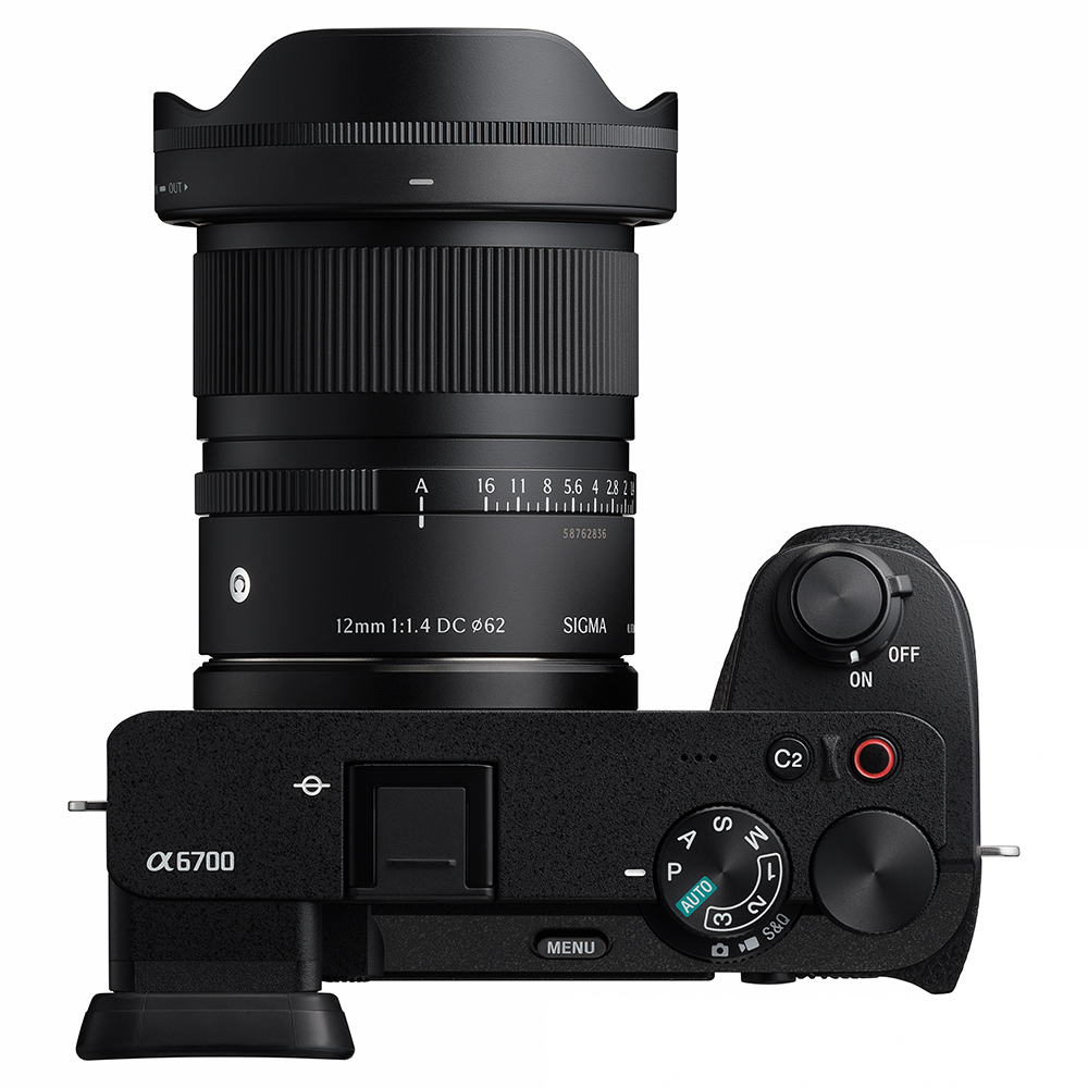 E-M-sigma-12mm-f1.4 Ansicht oben mit Kamera