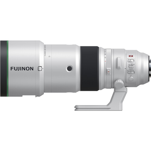 Vollständige Profilansicht des Fujinon XF 500mm f/5.6 mit Gegenlichtblende und Stativfuß