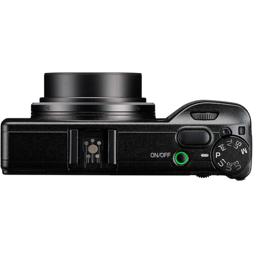 Oberseite der Ricoh GR IV, zeigt das Bedienrad, den Auslöser und den integrierten Blitzschuh