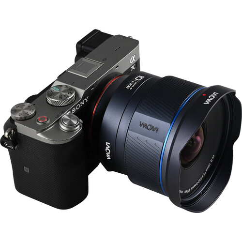 Laowa AF 10mm f2.8 Zero-D FF Sony E - seitlich mit rechts und Gehäuse