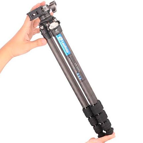 Leofoto-Ranger-LS-224C-Carbon-Stativ-mit-LH-25-Kugelkopf-eingeklappt-in-Hand