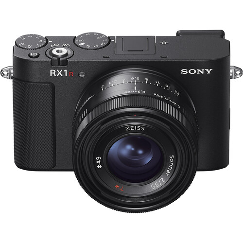 Schlankes Design der Sony RX1R III in Schwarz – ideal für Reisen und Street-Fotografie