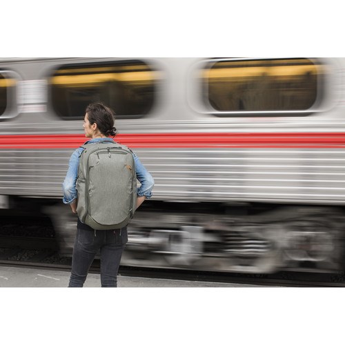 peak-design-45l-travel-rucksack-salbeigruen-nutzung