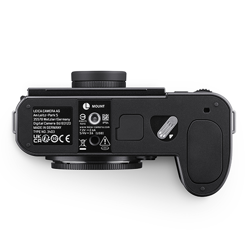 Unterseite der Leica SL3-P Systemkamera mit Typenbezeichnung, Stativgewinde, Akkufach und dem L-Mount-Logo