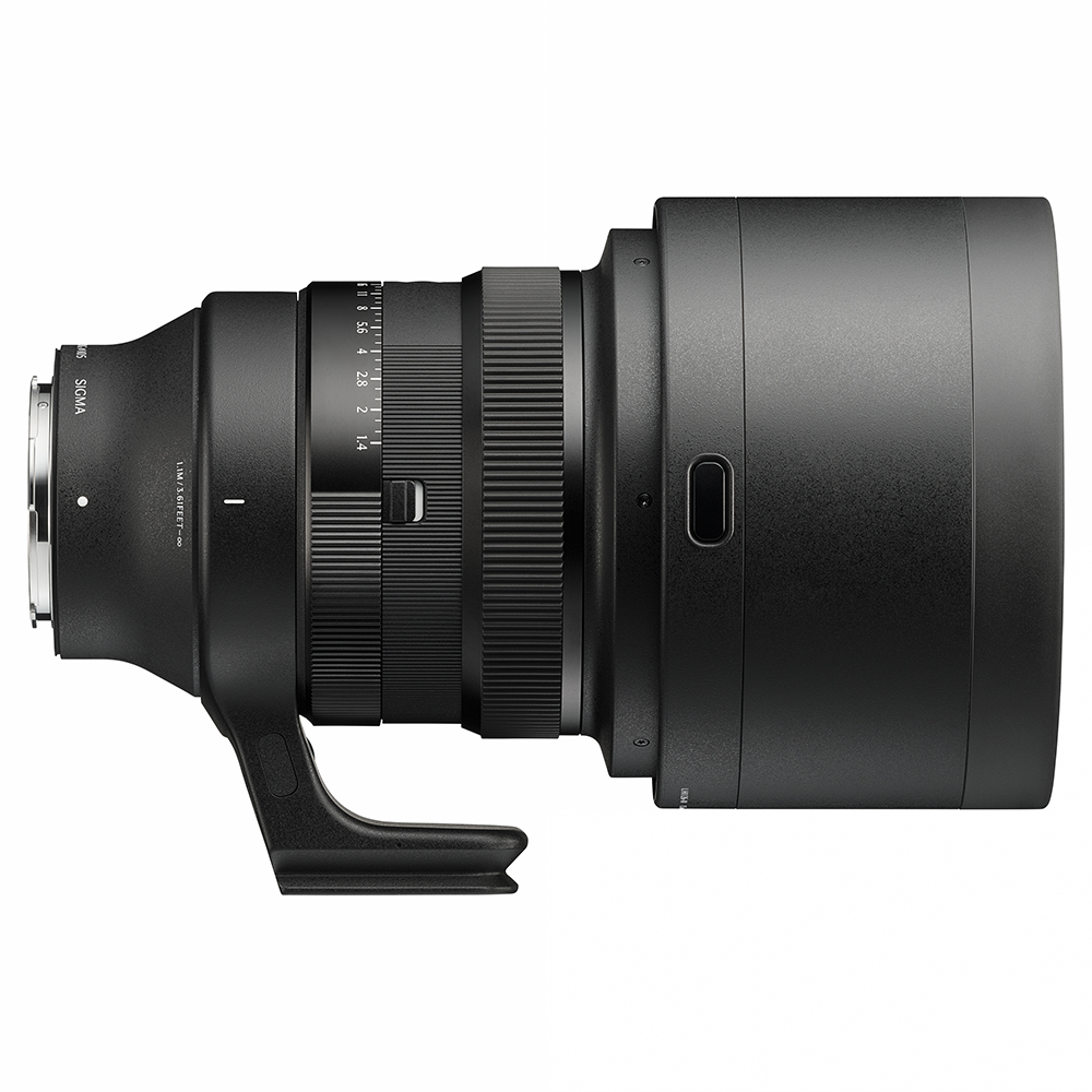 Sigma 135 f1.4 Objektiv seitlich mit Sonnenblende