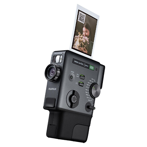 Die instax mini Evo Cinema druckt ein Sofortbild aus – inklusive digitalem QR-Code auf dem Print.