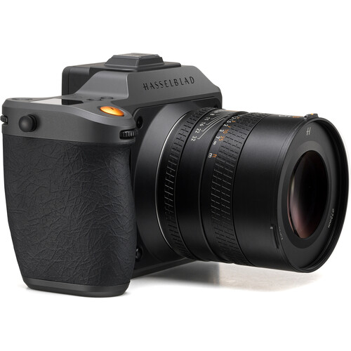 Vorderansicht der Hasselblad X2D II 100C, hebt das montierte XCD-Objektiv hervor und betont die minimalistische, skandinavische Designsprache
