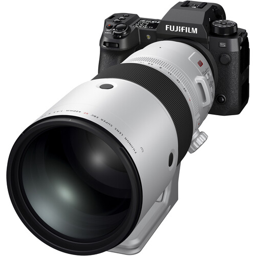 Fujinon XF 500mm f/5.6 Teleobjektiv montiert an einer schwarzen Fujifilm Systemkamera