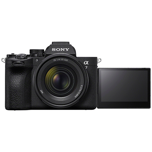 Sony Alpha 7 V - in Verwendung im Kit mit dem FE 35mm Objektiv mit ausgeklappten Display