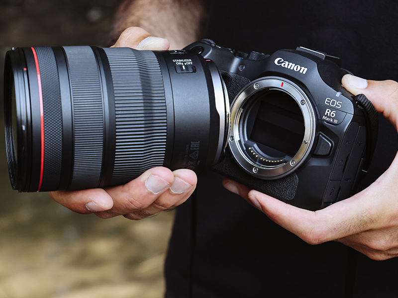 Canon EOS R6 Mark III - Kamera wird mit einem Objektiv zusammen geschlossen