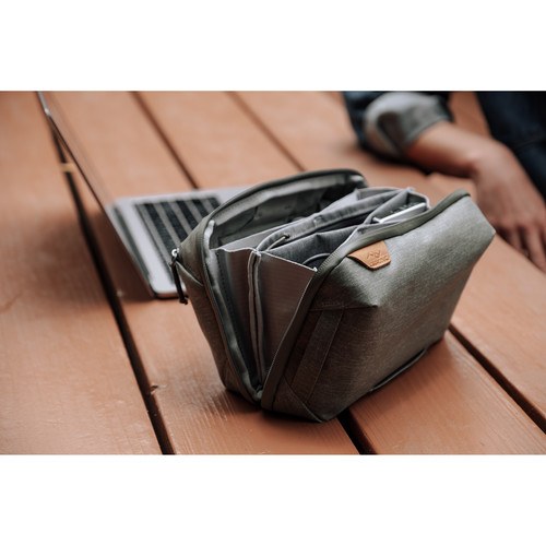 peak-design-travel-tech-pouch-tasche-salbeigruen-anwendung