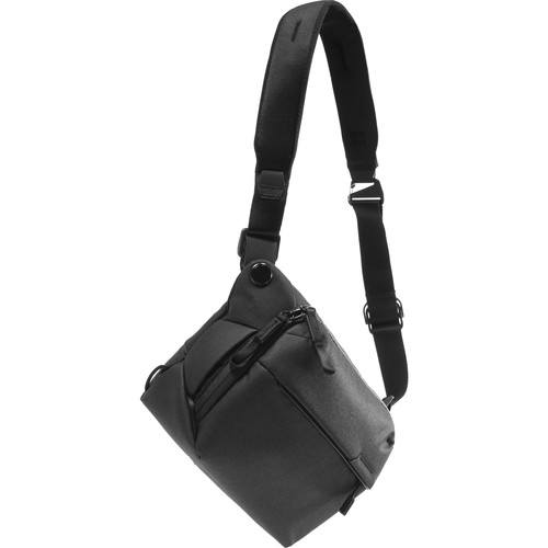 peak-design-everyday-sling-v2-6l-schwarz-haengend