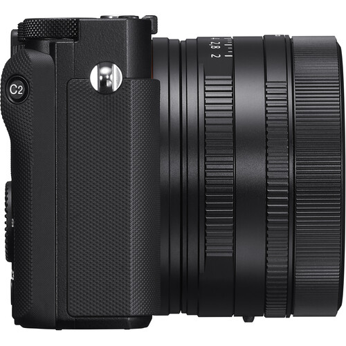 Detailansicht des ZEISS Sonnar T* 35mm f/2 Objektivs der Sony RX1R III – Premium-Optik