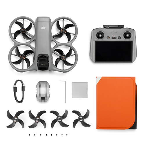 DJI Avata 360 Drohne neben DJI RC 2 Fernsteuerung.