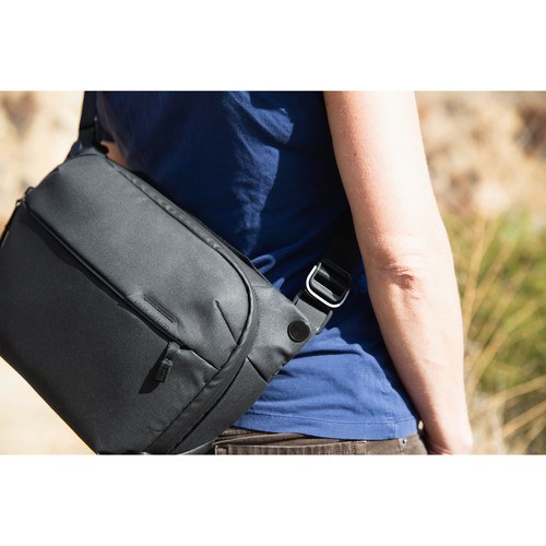 peak-design-everyday-sling-v2-6l-schwarz-nutzung