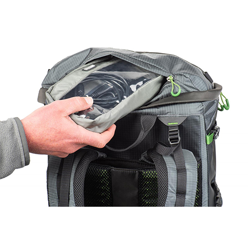 think-tank-rotation-34-l-kamerarucksack in verwendung Tasche oben