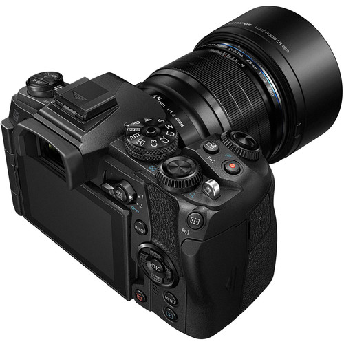 olympus-m-zuiko-45mm-f1-2-pro-objektiv-schraegansicht
