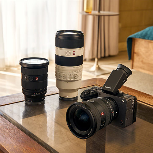 Sony FX5 mit optionalem elektronischen Sucher auf Tisch neben G-Master Objektiven