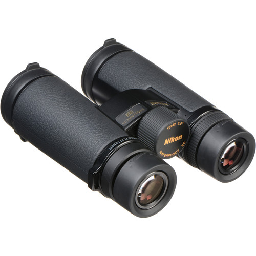 nikon-monarch-hg-10x42-fernglas-schraeg
