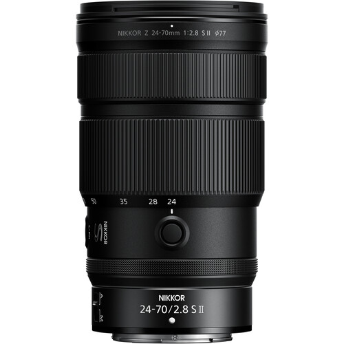 NIKKOR Z 24-70mm f/2.8 S II von der Seite, hebt die Bedienelemente hervor, die für eine intuitive Steuerung am Nikon Z-System optimiert sind