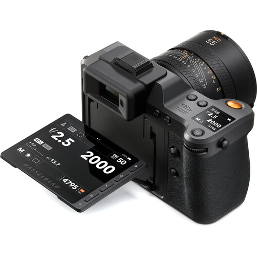 Hasselblad X2D II 100C von hinten, der helle Touchscreen ist nach oben geneigt, um den Fokus und die Bildkomposition zu kontrollieren