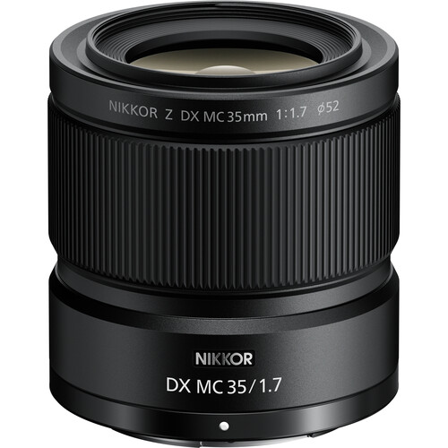 Nikon Z DX MC 35mm f1.7 - Frontale angewinkelte Ansicht