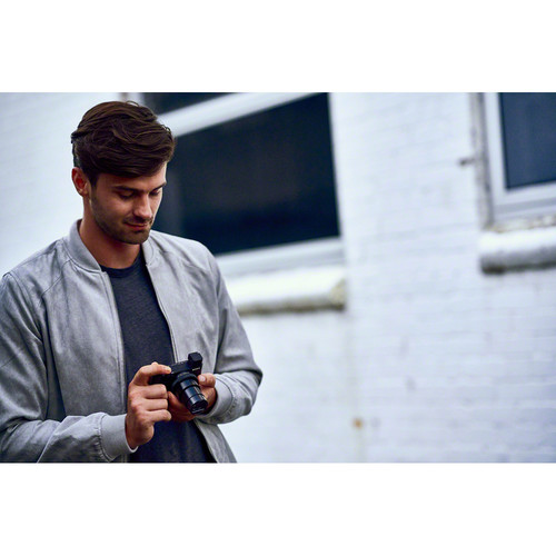 sony-cyber-shot-dsc-rx100-vi-man