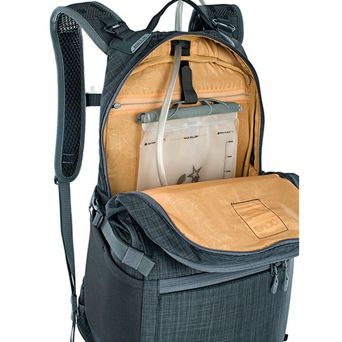 evoc-117-stage-capture-16l-oliv-schraegasnicht