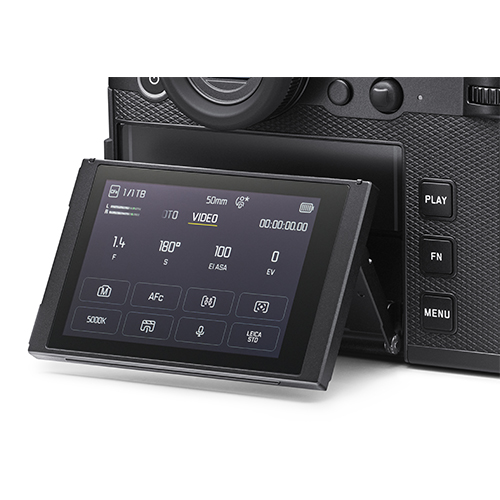 Detailaufnahme des ausgeklappten, neigbaren Touchscreens der Leica SL3-P im gelb markierten Video-Modus.