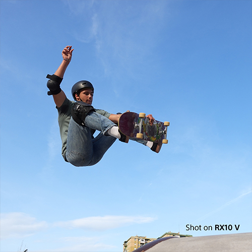 Skateboarder in der Luft fotografiert mit der Sony RX10 V.