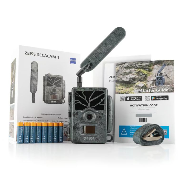 Kompletter Lieferumfang der Zeiss Secacam 1 inklusive Batterien, Montagegurt und Starter-Guide.