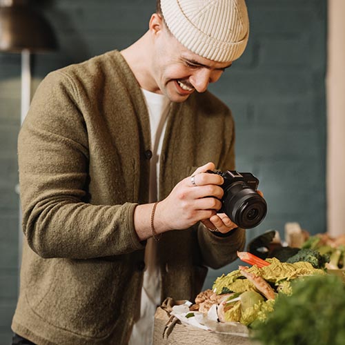 Canon EOS R50 V beim Vlogging – Dein idealer Begleiter für hochwertige Videoinhalte unterwegs