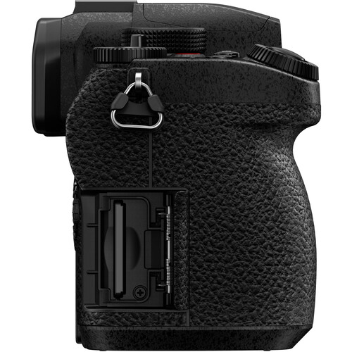 Panasonic LUMIX G97 Seitenansicht – Kompaktes Design und sicherer Griff für stabile Aufnahmen