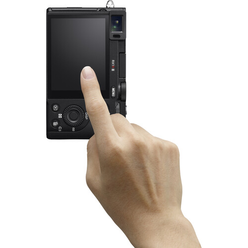Hand bedient den Touchscreen der Sony RX1R III – intuitive Fokuspunktwahl per Fingertipp