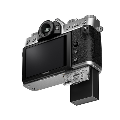 Fujifilm X-T30 III Gehäuse Silber - Fokus auf Akku-Fach