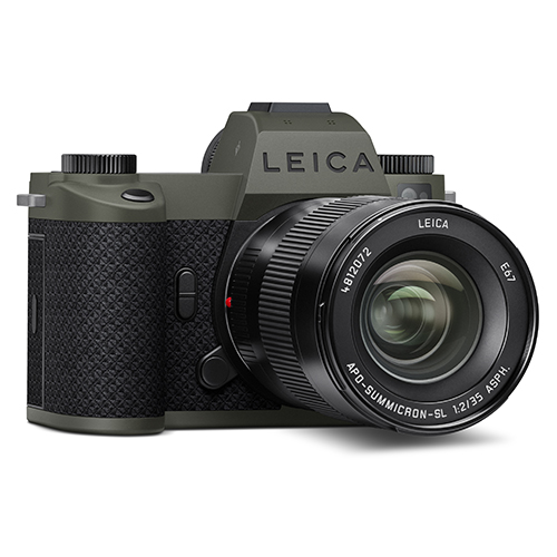 Leica SL3 Reporter - Seitliche Ansicht mit Objektiv in Verwendung