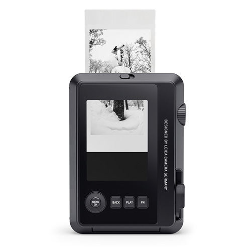 Leica Sofort 2 Burton Sofortbildkamera - Seitenansicht mit Papierauswurfschacht und Designelementen