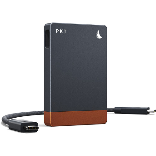 Angelbird CFexpress 2.0 Typ A Cardreader in Aluminium, mit eingesetzter Angelbird CFexpress Type A Speicherkarte, bereit zur Datenübertragung