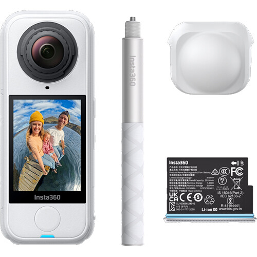 Lieferumfang des Insta360 X4 Air Starter Bundle Weiß mit Kamera, Selfie-Stick und Zubehör.