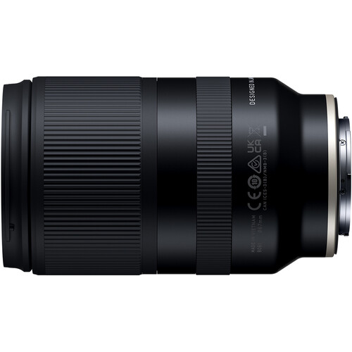 Tamron 18-300mm f3.5-6.3 Di III-A VC VXD für Nikon Z (APS-C) Seitlich liegende Ansicht