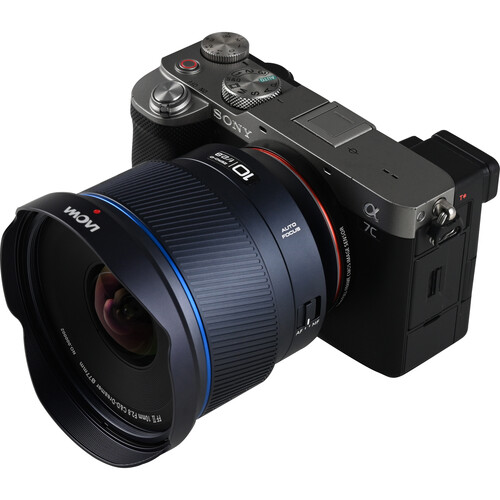 Laowa AF 10mm f2.8 Zero-D FF Sony E - seitlich mit links und Gehäuse