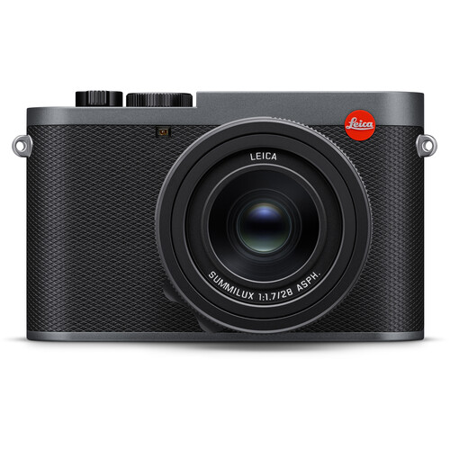 Frontansicht der Leica Q3 Metallgrau 19210 Vollformatkamera mit Summilux 28mm Objektiv.