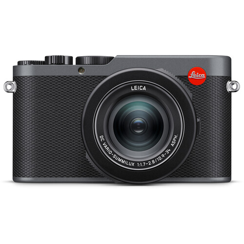 Frontansicht der Leica D-Lux 8 Metallgrau 19213 Kompaktkamera mit DC Vario-Summilux Zoom-Objektiv und rotem Leica Logo.