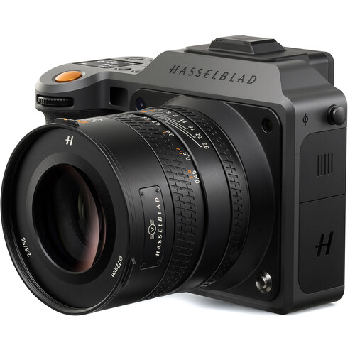 Hasselblad X2D II 100C Mittelformatkamera in Graphite Grey, frontal leicht angewinkelt, zeigt das XCD-Objektiv und den eleganten Aluminiumkorpus